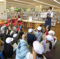 ・11月13日　生活科の町探検で東浦和図書館に見学に行きました。